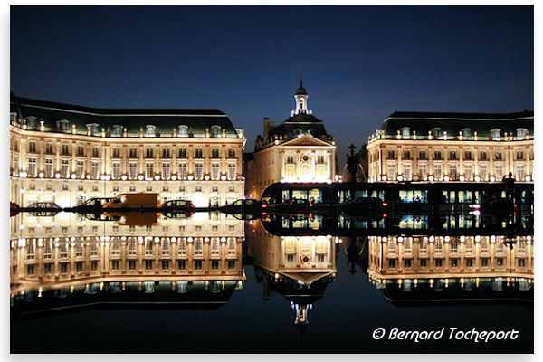 Bordeaux la nuit symétrie entre la bourse et son reflet dans le miroir d'eau | Photo Bernard Tocheport