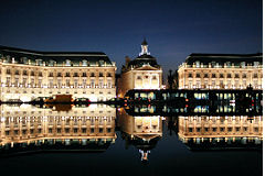 Bordeaux la nuit symétrie entre la bourse et son reflet dans le miroir d'eau | Photo Bernard Tocheport