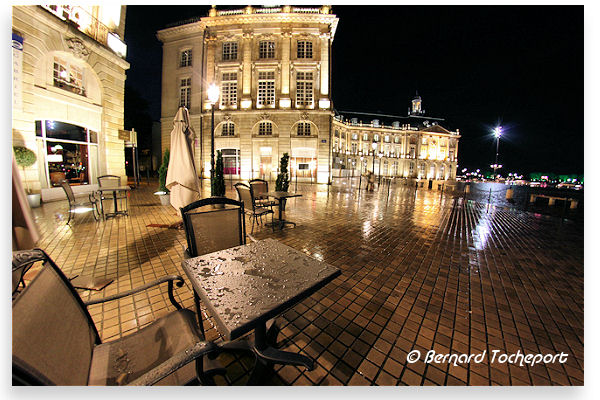 Bordeaux terrasse du Gabriel et place de la bourse sous la pluie | Photo Bernard Tocheport