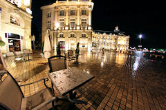 Bordeaux terrasse du Gabriel et place de la bourse sous la pluie | Photo Bernard Tocheport