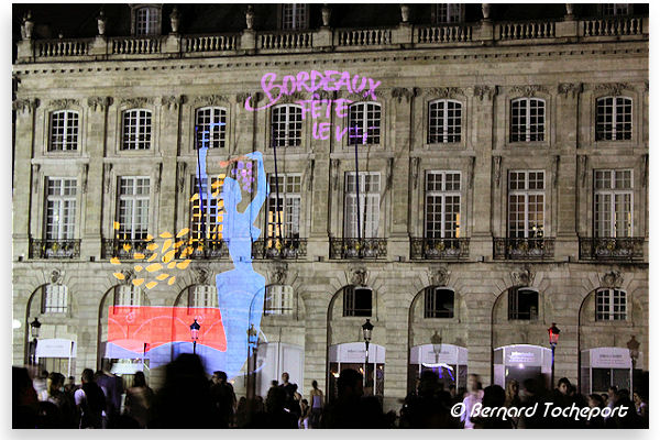 Projection Bordeaux Fête le vin sur la façade de la bourse | Photo Bernard Tocheport