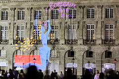 Projection Bordeaux Fête le vin sur la façade de la bourse | Photo Bernard Tocheport