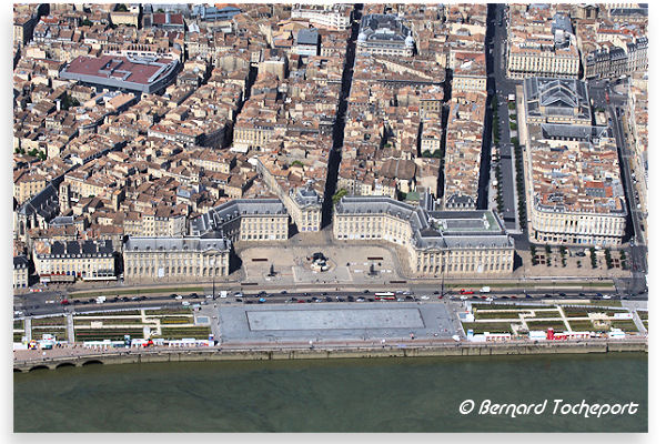 Photo aérienne de la place de la bourse et du miroir d'eau des quais | Photo Bernard Tocheport