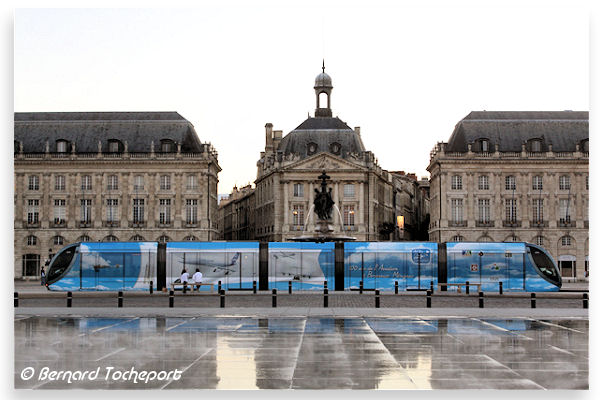 Tram décoré du Centenaire de l'aviation place de la bourse | Photo Bernard Tocheport