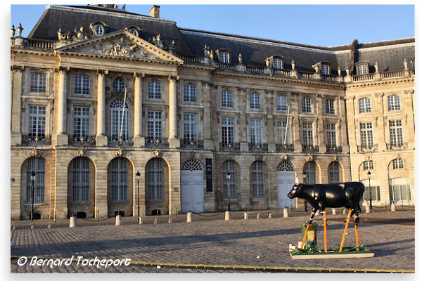 Bordeaux vache de la Cow Parade devant les façades de la bourse | Photo Bernard Tocheport