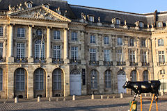 Bordeaux vache de la Cow Parade devant les façades de la bourse | Photo Bernard Tocheport