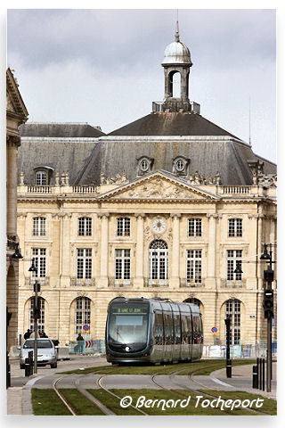 Bordeaux le Tram devant les façades de la bourse | Photo Bernard Tocheport