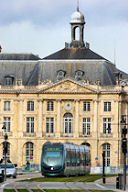 Bordeaux le Tram devant les façades de la bourse | Photo Bernard Tocheport