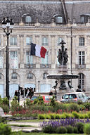 Décor verdoyant pour la place de la bourse et la fontaine des 3 Grâces | Photo Bernard Tocheport