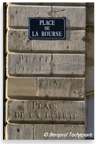 Les anciens noms de la place de la bourse à Bordeaux | Photo Bernard Tocheport