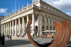 Bordeaux sculpture de Bernar Venet place de la Comédie | Photo Bernard Tocheport