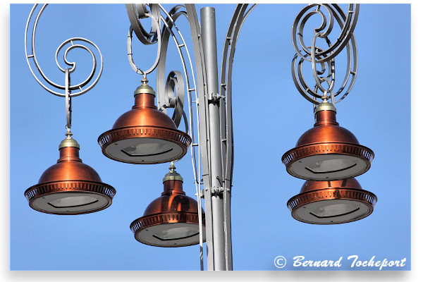 Bordeaux les lampadaires de la place de la Comédie | Photo Bernard Tocheport