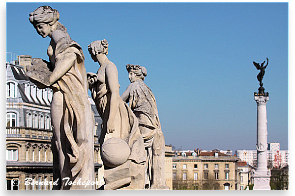 Bordeaux Vénus, Uranie et Euterpe place de la Comédie au balcon du Grand Théâtre | Photo Bernard Tocheport