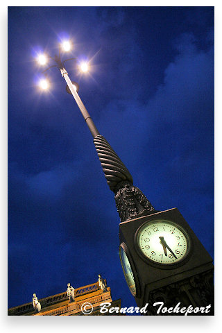 Bordeaux l'horloge éclairée de la place de la Comédie | Photo Bernard Tocheport