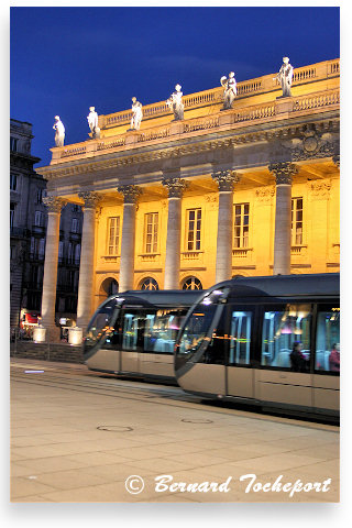 Trams de nuit place de la Comédie devant le Grand Théâtre  | Photo Bernard Tocheport