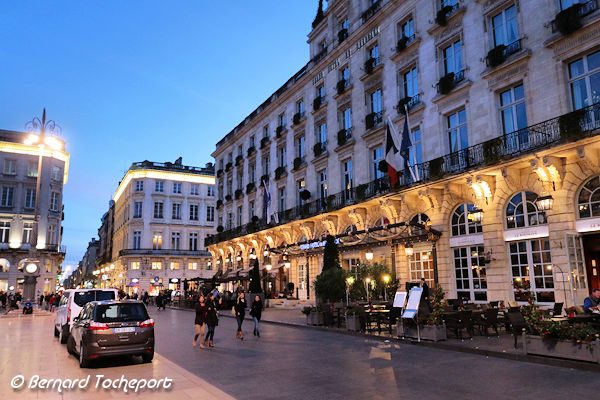 Bordeaux place de la comédie le soir face à la rue Sainte Catherine  | Photo Bernard Tocheport