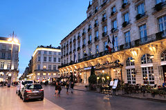 Bordeaux place de la comédie le soir face à la rue Sainte Catherine | Photo Bernard Tocheport