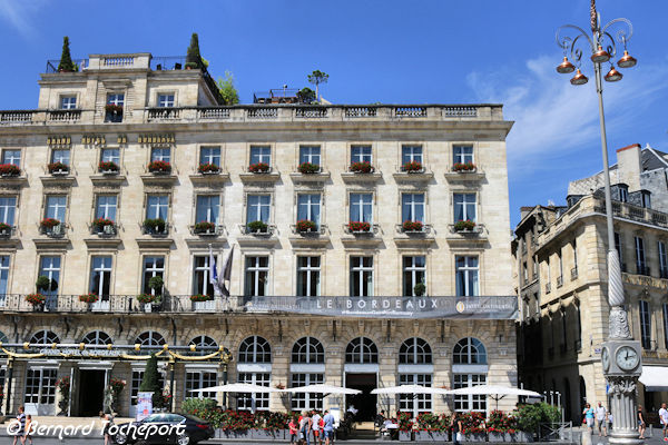 Bordeaux le Grand Hôtel et une horloge place de la comédie | Photo Bernard Tocheport