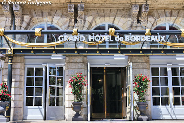 Entrée du Grand Hôtel de Bordeaux Intercontinental place de la Comédie | Photo Bernard Tocheport