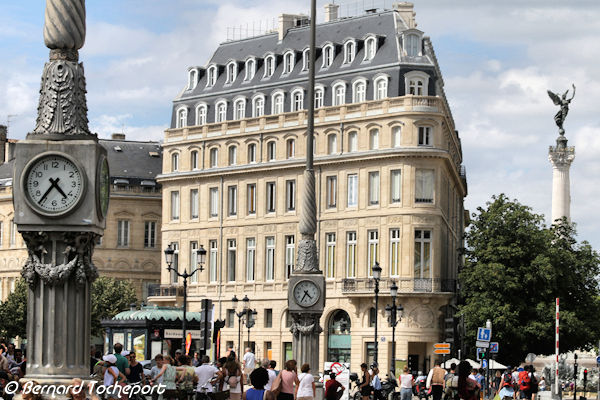 Bordeaux les 2 horloges de  place de la comédie devant le batiment du CIVB | Photo Bernard Tocheport