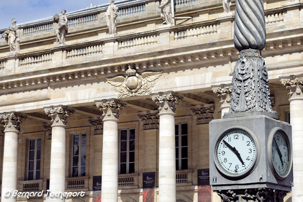 Bordeaux horloge 4 faces place de la comédie devant le Grand Théâtre | Photo Bernard Tocheport
