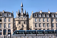 Bordeaux la porte Cailhau à l'avant de la place du Palais | Photo Bernard Tocheport