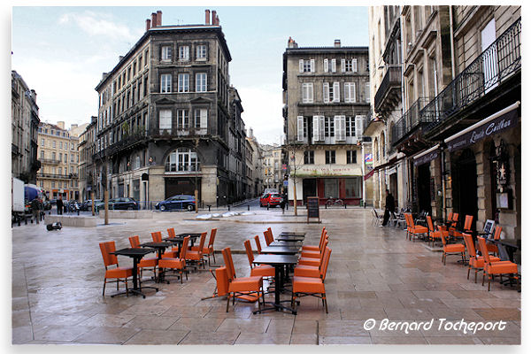 Premier plan sur les terrasses de la place du Palais à Bordeaux | Photo Bernard Tocheport