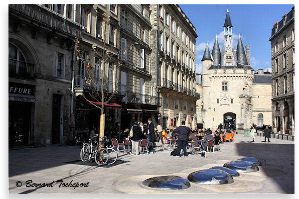 Bordeaux la place du Palais, sa fontaine et la porte Cailhau | Photo Bernard Tocheport