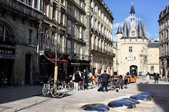 Terrases et fontaine place du Palais -  photo 33-bordeaux.com