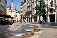 Place du Palais : fontaine, terrasses et porte Cailhau