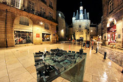 Bordeaux place du Palais la nuit après la pluie | Photo Bernard Tocheport