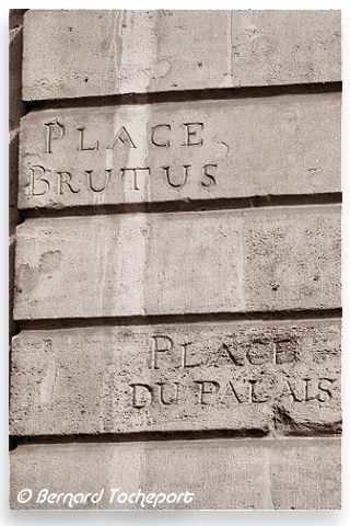 Bordeaux, gravé dans la pierre la Place Brutus devenue place du Palais | Photo Bernard Tocheport