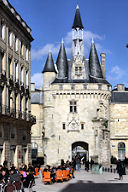 Bordeaux terrasses de la place du Palais et porte Cailhau | Photo Bernard Tocheport