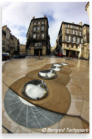Perspective sur la fontaine de la place du Palais à Bordeaux | Photo 33-bordeaux.com