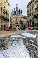Bordeaux place du Palais reflets et goutes d'eau sur les galets | Photo Bernard Tocheport