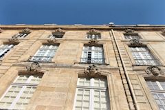 Mascarons de la place du parlement à Bordeaux | Photo Bernard Tocheport
