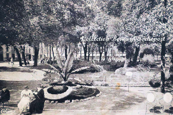 Bordeaux début des années 1900 femmes tricotant au Square Gambetta | Collection Bernard Tocheport