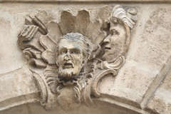 Bordeaux deux personnages pour un mascaron de la place Gambetta | Photo Bernard Tocheport