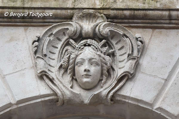 Bordeaux visage féminin sur un mascaron de la place Gambetta | Photo Bernard Tocheport