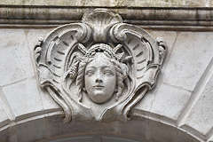 Bordeaux visage féminin sur un mascaron de la place Gambetta | Photo Bernard Tocheport