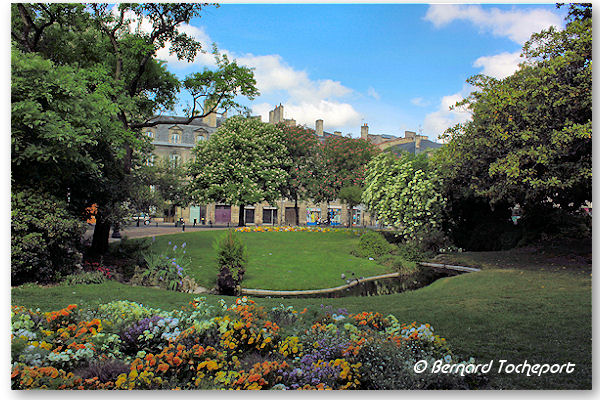Bordeaux pelouse et massifs fleuris de la place Gambetta | Photo Bernard Tocheport