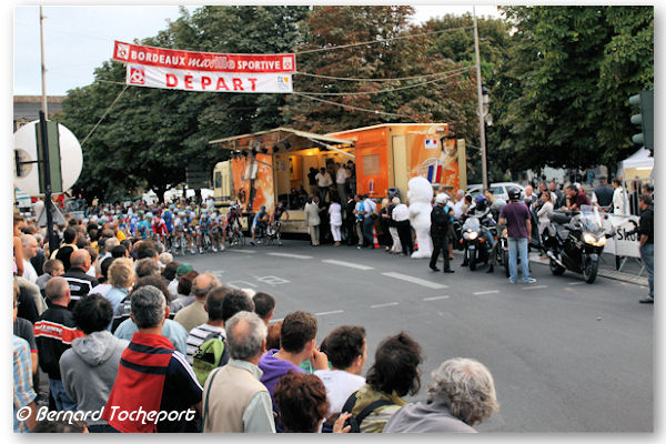 Départ d'une course cycliste place Gambetta | Photo33-bordeaux.com