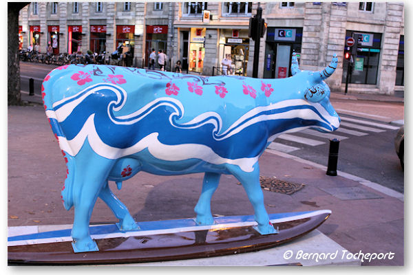 Vache de la Cow Parade de Bordeaux place Gambetta | Photo  33-bordeaux.com