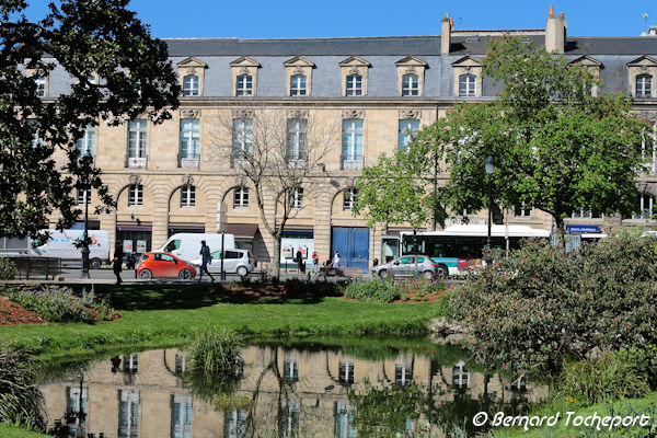 Bordeaux reflet des façades de la place Gambetta dans le plan d'eau | Photo Bernard Tocheport