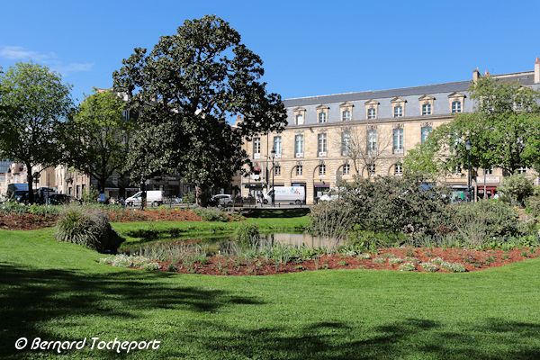 Bordeaux pelouse et façades de la place Gambetta | Photo Bernard Tocheport