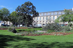 Bordeaux pelouse et façades de la place Gambetta | Photo Bernard Tocheport