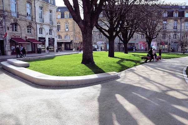 Bordeaux une des entrées du jardin de la place Gambetta | Photo Bernard Tocheport