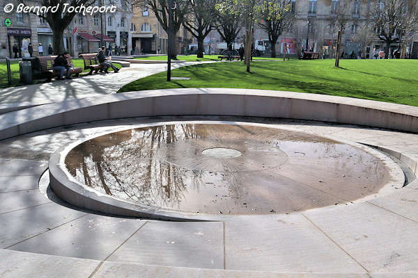 Bordeaux fontaine de la place Gambetta en période hivernale | Photo Bernard Tocheport