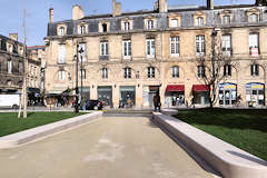 Bordeaux allée du jardin et façades de la place Gambetta | Photo Bernard Tocheport