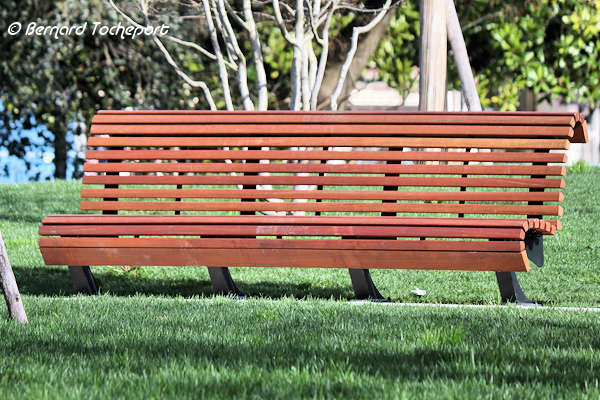 Modèle de banc avec dossier jardin de la place Gambetta à Bordeaux | Photo Bernard Tocheport